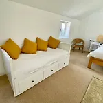 Rye Court * הלמסלי
